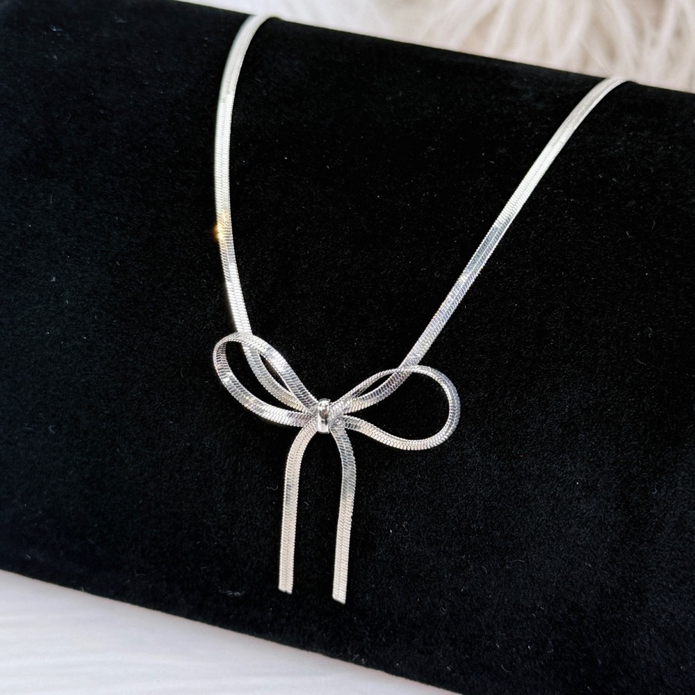 Elegant Silvertone Bow slinky Necklace